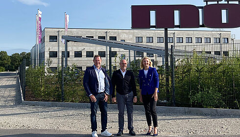 von links: Volker Combrink (Wirtschaftsförderung Oelde), Thomas Vertgewall (CEO MPT) & Karin Rodeheger (Bürgermeisterin Oelde)