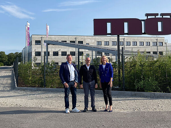 From left: Volker Combrink (Economic Development Oelde), Thomas Vertgewall (CEO MPT) & Karin Rodeheger (Mayor of Oelde)